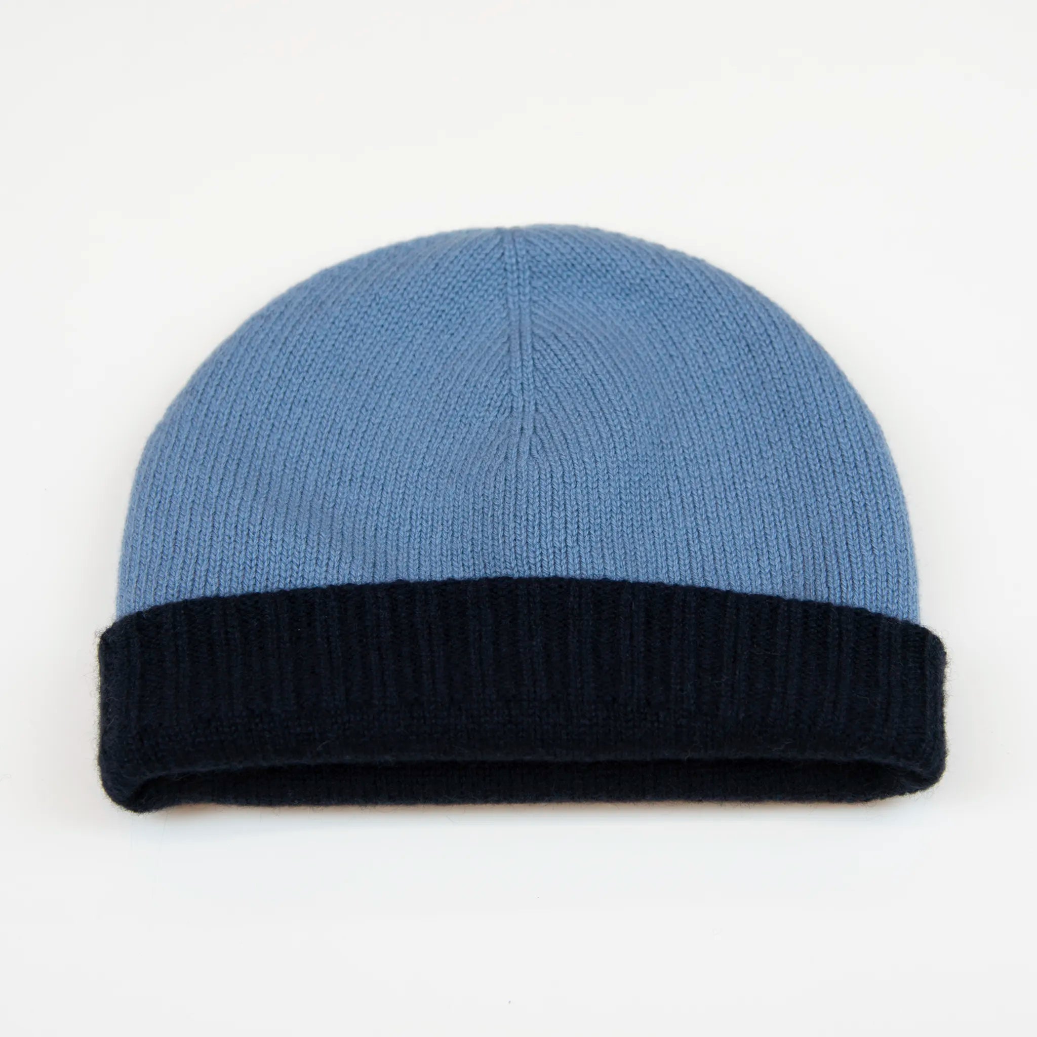 Cuffia doubleface celeste e blu in 100% Cashmere, Made in Italy. Pratica e versatile, può essere indossata con o senza risvolto. Trama rasata e pregiata manifattura per una vestibilità confortevole e di qualità.