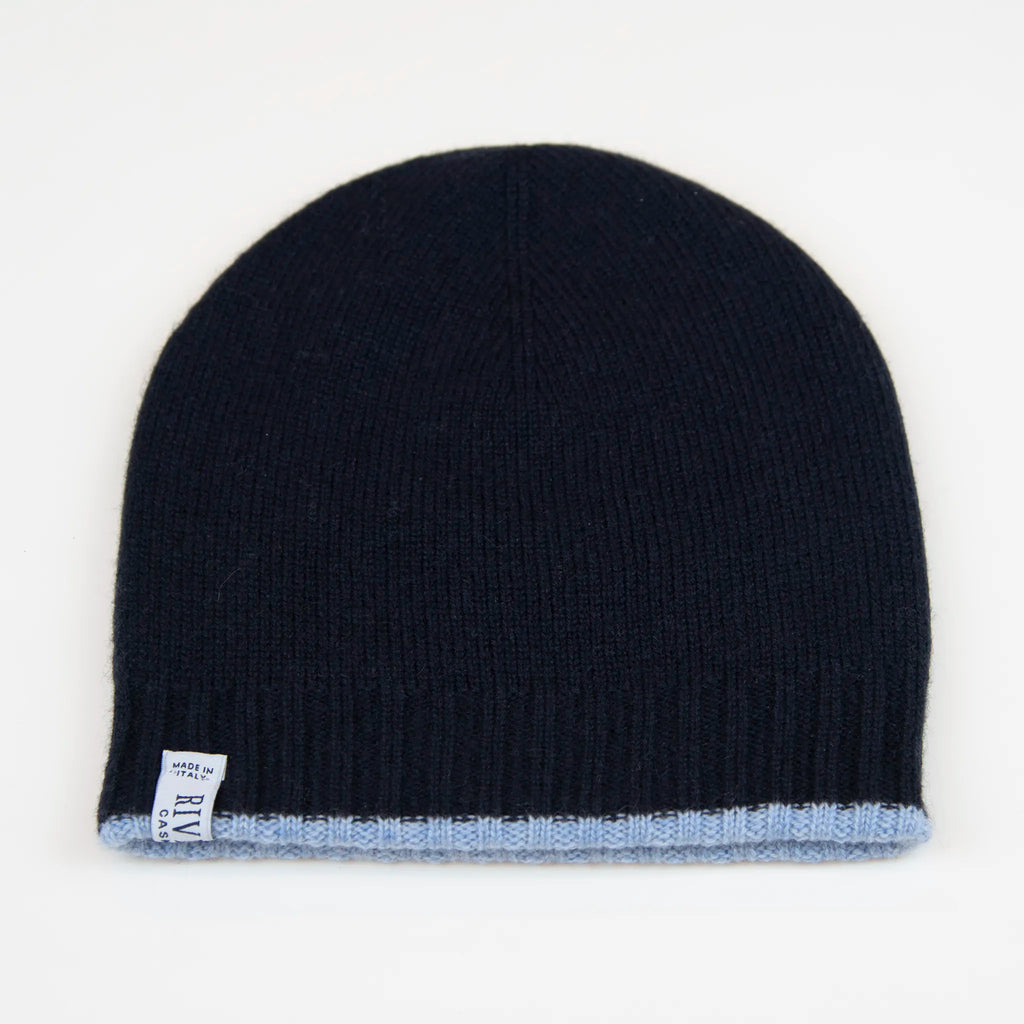 Cuffia doubleface celeste e blu in 100% Cashmere, Made in Italy. Pratica e versatile, può essere indossata con o senza risvolto. Trama rasata e pregiata manifattura per una vestibilità confortevole e di qualità.