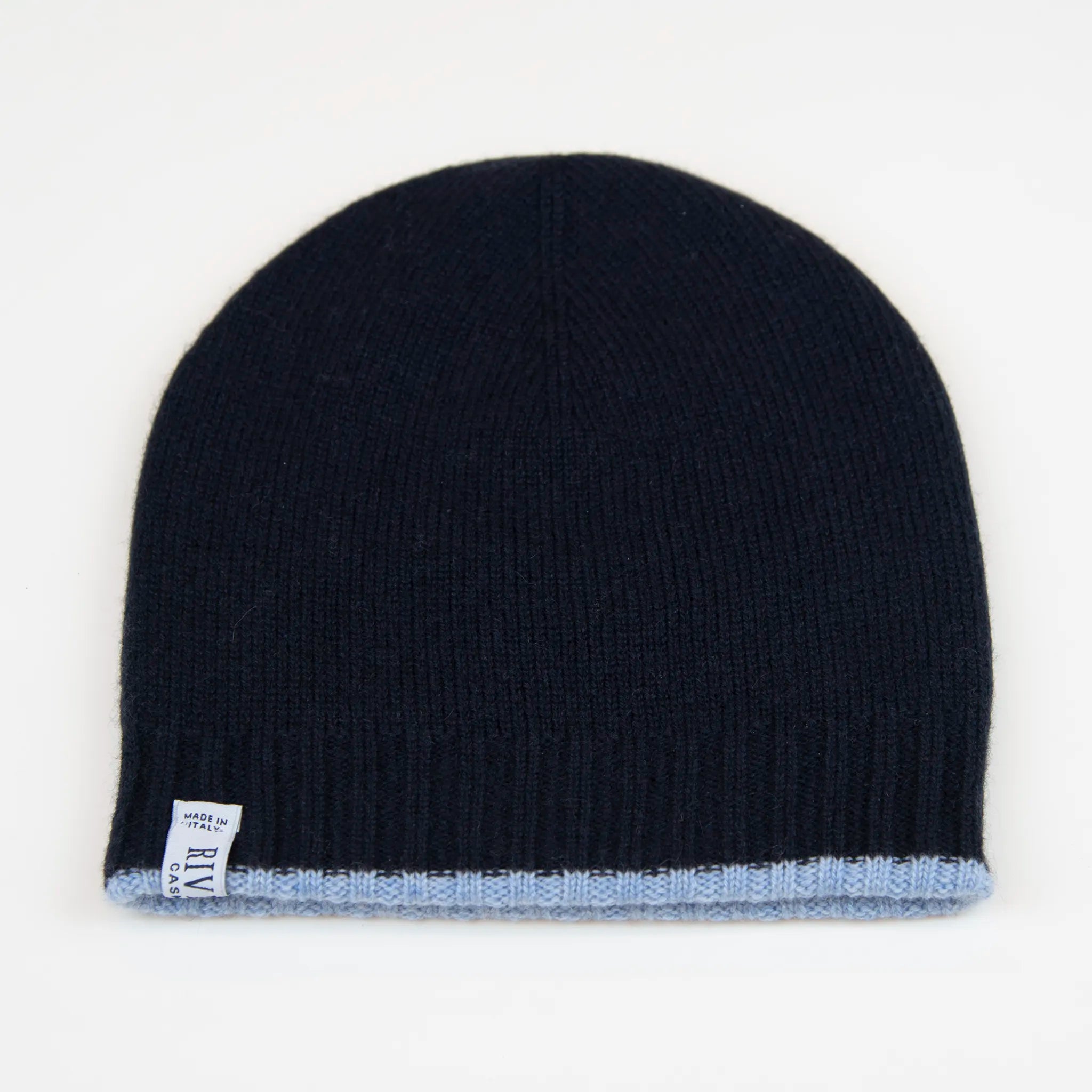 Cuffia doubleface celeste e blu in 100% Cashmere, Made in Italy. Pratica e versatile, può essere indossata con o senza risvolto. Trama rasata e pregiata manifattura per una vestibilità confortevole e di qualità.