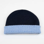 Cuffia doubleface celeste e blu in 100% Cashmere, Made in Italy. Pratica e versatile, può essere indossata con o senza risvolto. Trama rasata e pregiata manifattura per una vestibilità confortevole e di qualità.