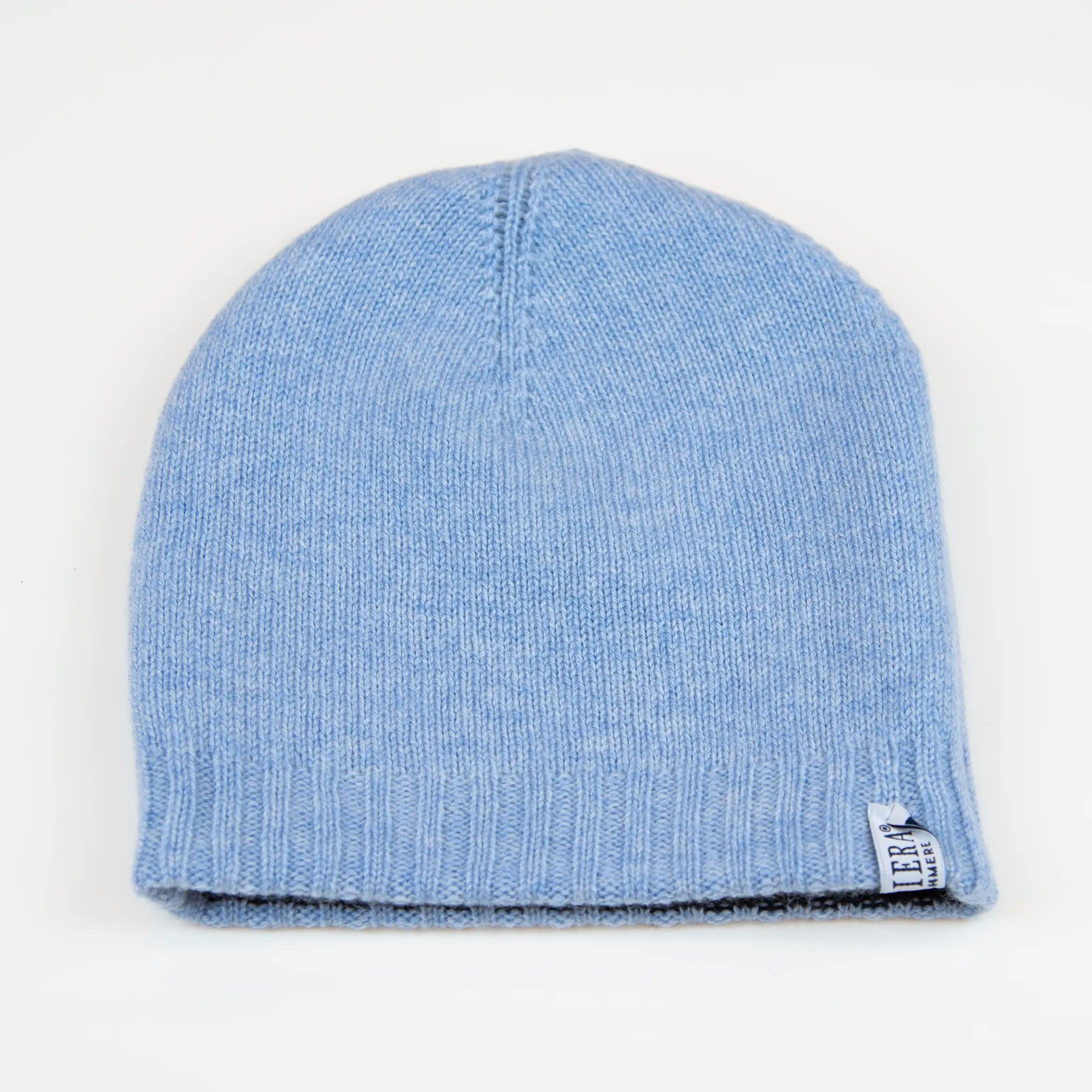 Cuffia doubleface celeste e blu in 100% Cashmere, Made in Italy. Pratica e versatile, può essere indossata con o senza risvolto. Trama rasata e pregiata manifattura per una vestibilità confortevole e di qualità.