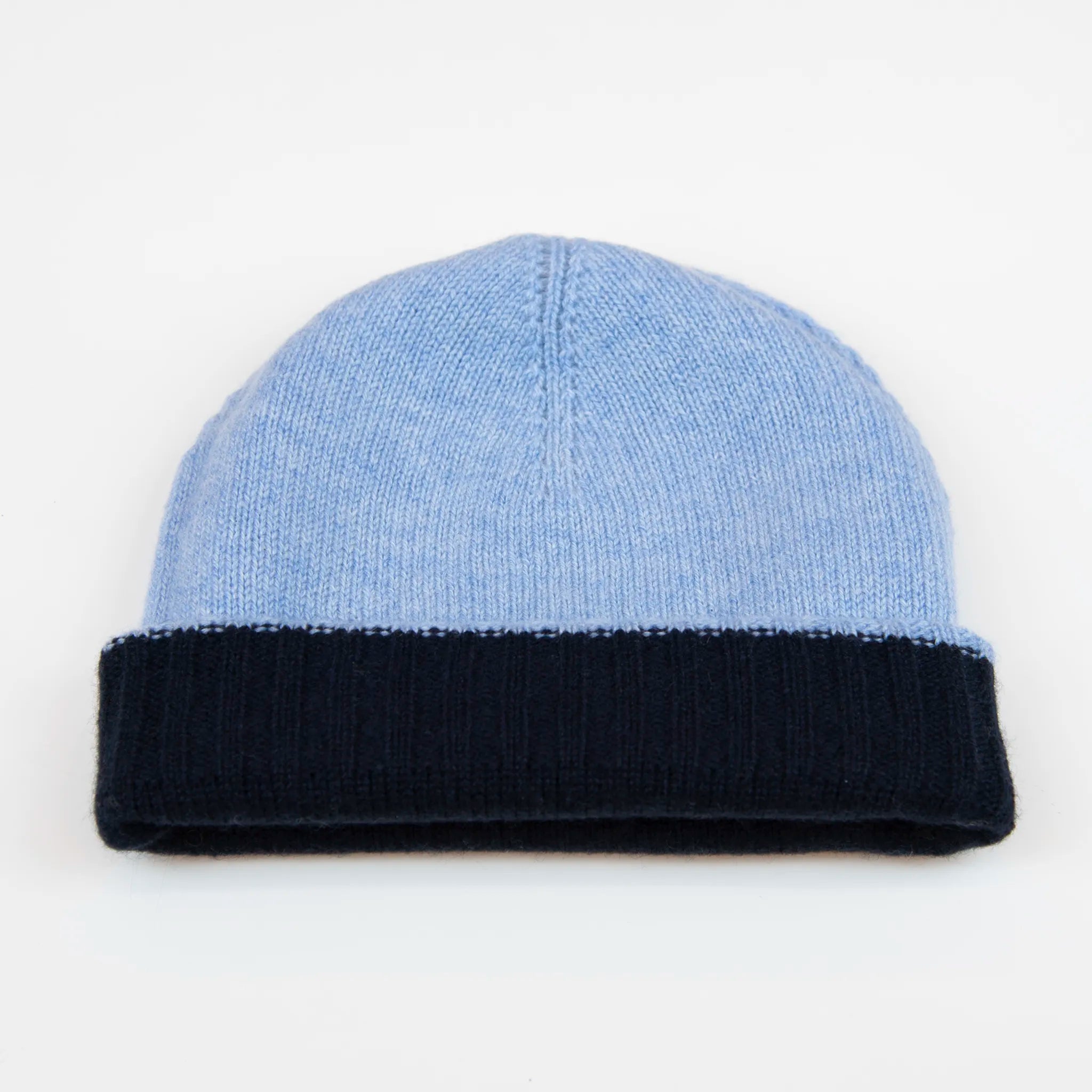 Cuffia doubleface celeste e blu in 100% Cashmere, Made in Italy. Pratica e versatile, può essere indossata con o senza risvolto. Trama rasata e pregiata manifattura per una vestibilità confortevole e di qualità.