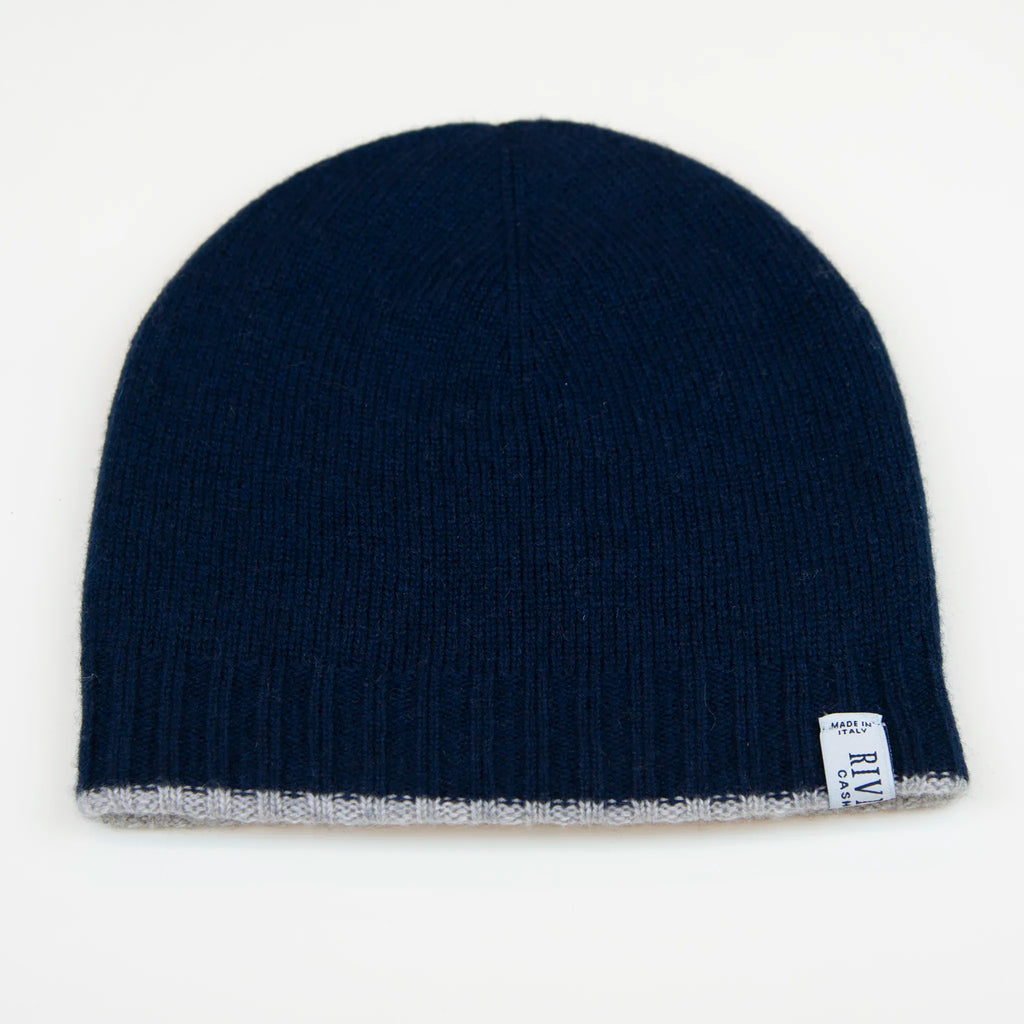 Cuffia doubleface grigio e blu in 100% Cashmere, Made in Italy. Pratica e versatile, può essere indossata con o senza risvolto. Trama rasata e pregiata manifattura per una vestibilità confortevole e di qualità.