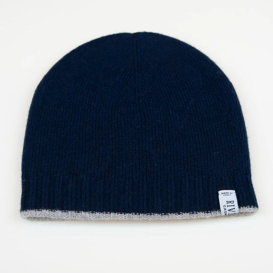Cuffia doubleface grigio e blu in 100% Cashmere, Made in Italy. Pratica e versatile, può essere indossata con o senza risvolto. Trama rasata e pregiata manifattura per una vestibilità confortevole e di qualità.