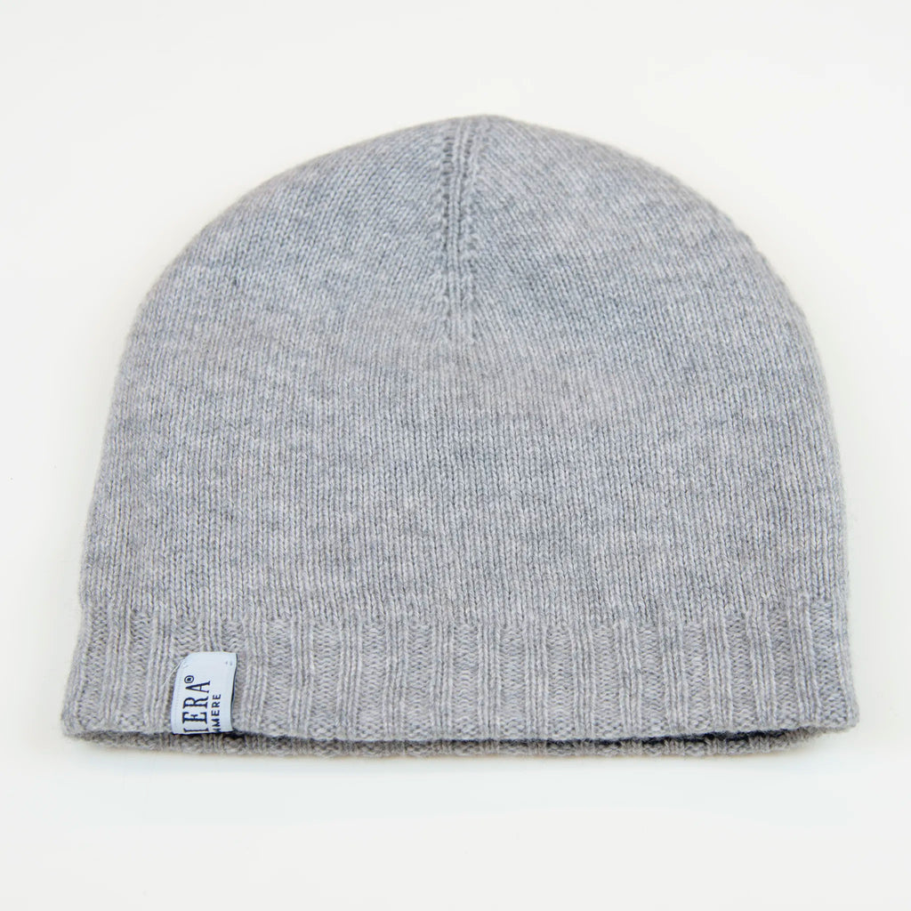 Cuffia doubleface grigio e blu in 100% Cashmere, Made in Italy. Pratica e versatile, può essere indossata con o senza risvolto. Trama rasata e pregiata manifattura per una vestibilità confortevole e di qualità.