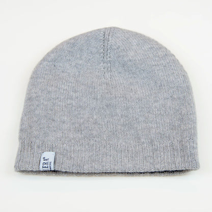 Cuffia doubleface grigio e blu in 100% Cashmere, Made in Italy. Pratica e versatile, può essere indossata con o senza risvolto. Trama rasata e pregiata manifattura per una vestibilità confortevole e di qualità.