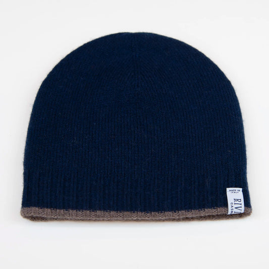 Cuffia doubleface marrone e blu in 100% Cashmere, Made in Italy. Pratica e versatile, può essere indossata con o senza risvolto. Trama rasata e pregiata manifattura per una vestibilità confortevole e di qualità.