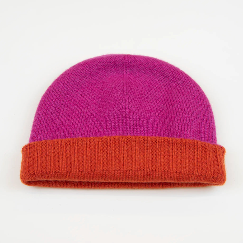 Cuffia doubleface fucsia e arancio in 100% Cashmere, Made in Italy. Pratica e versatile, può essere indossata con o senza risvolto. Trama rasata e pregiata manifattura per una vestibilità confortevole e di qualità.