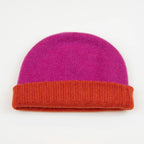 Cuffia doubleface fucsia e arancio in 100% Cashmere, Made in Italy. Pratica e versatile, può essere indossata con o senza risvolto. Trama rasata e pregiata manifattura per una vestibilità confortevole e di qualità.