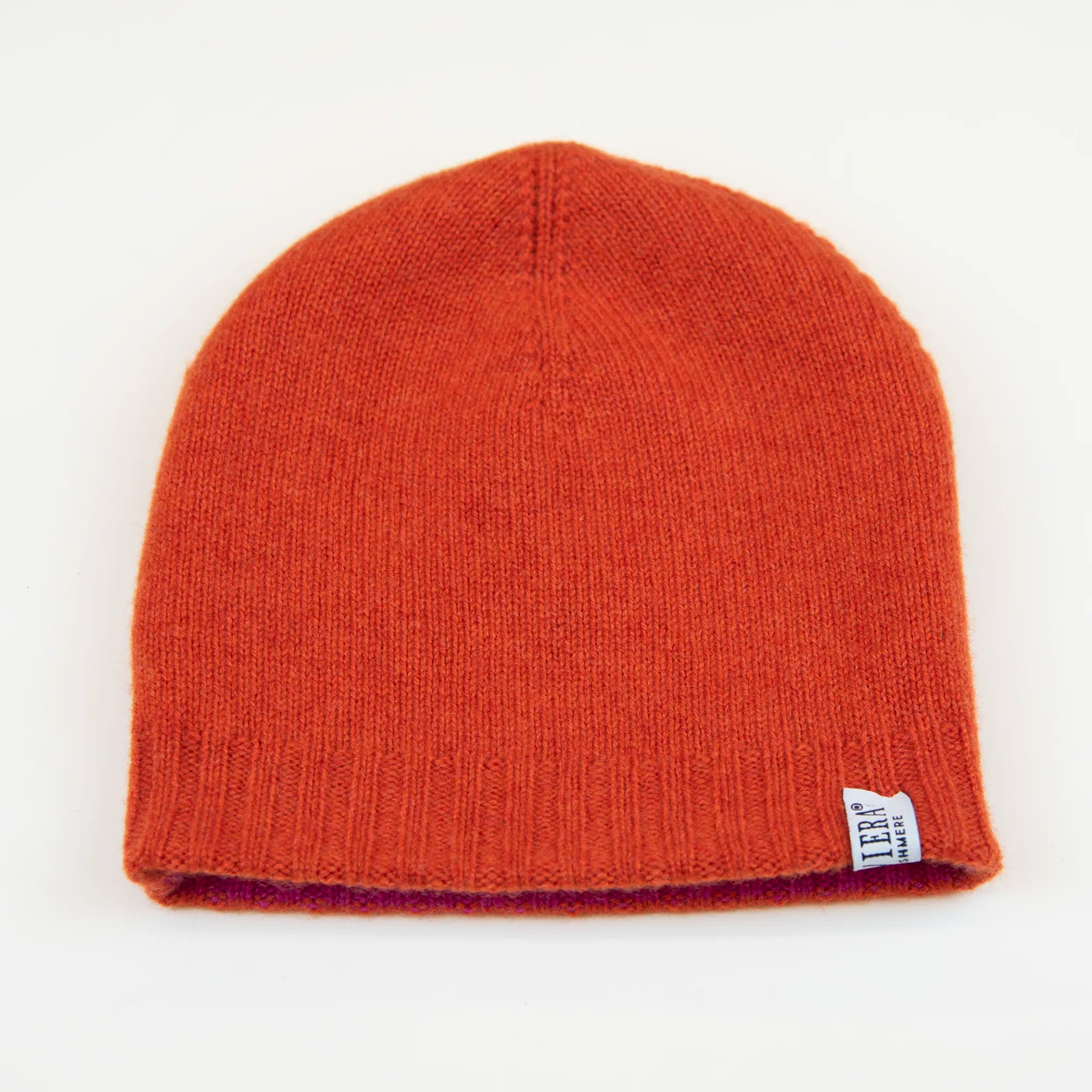 Cuffia doubleface fucsia e arancio in 100% Cashmere, Made in Italy. Pratica e versatile, può essere indossata con o senza risvolto. Trama rasata e pregiata manifattura per una vestibilità confortevole e di qualità.