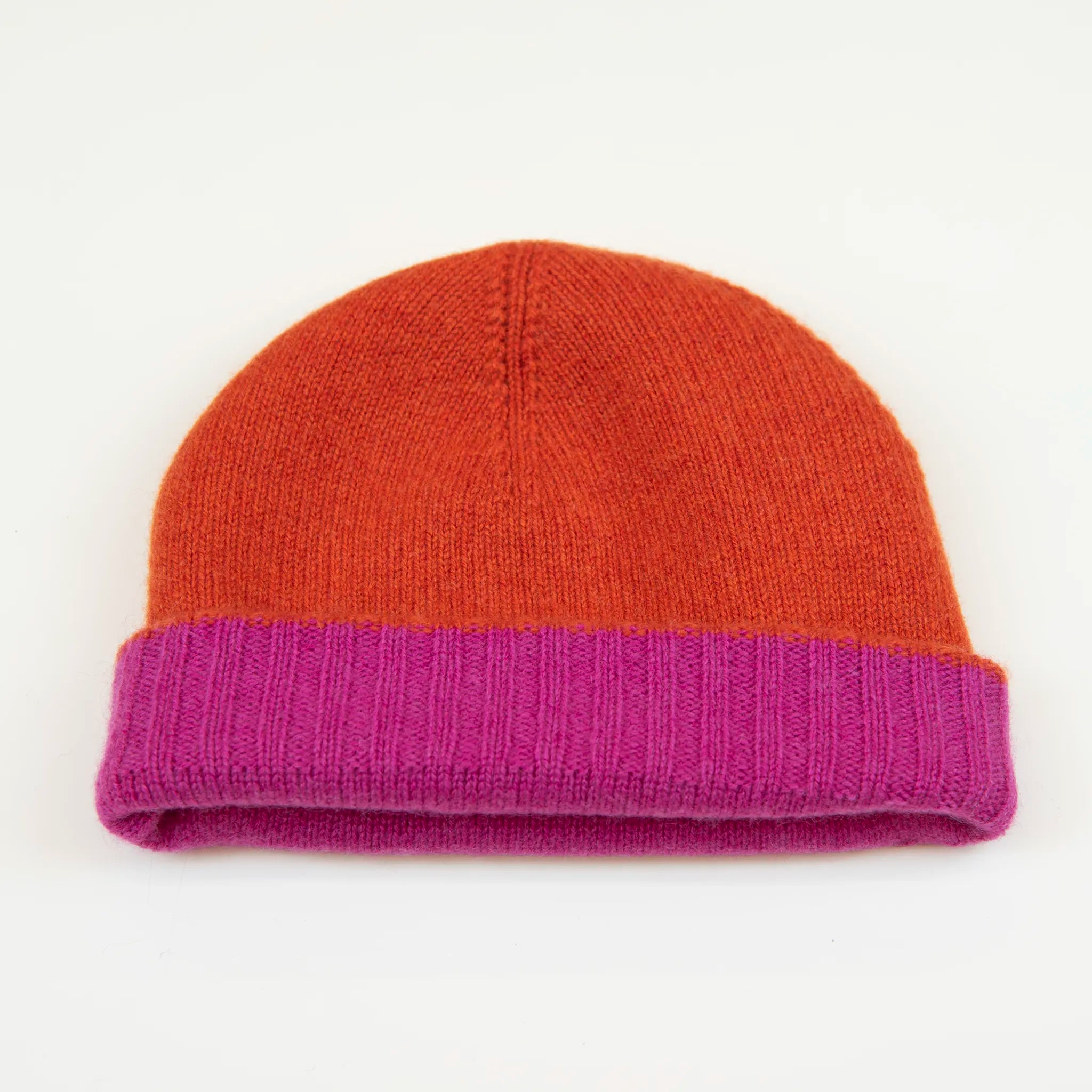 Cuffia doubleface fucsia e arancio in 100% Cashmere, Made in Italy. Pratica e versatile, può essere indossata con o senza risvolto. Trama rasata e pregiata manifattura per una vestibilità confortevole e di qualità.