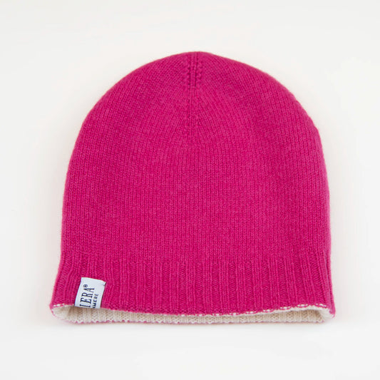 Cuffia doubleface fucsia e panna in 100% Cashmere, Made in Italy. Pratica e versatile, può essere indossata con o senza risvolto. Trama rasata e pregiata manifattura per una vestibilità confortevole e di qualità.