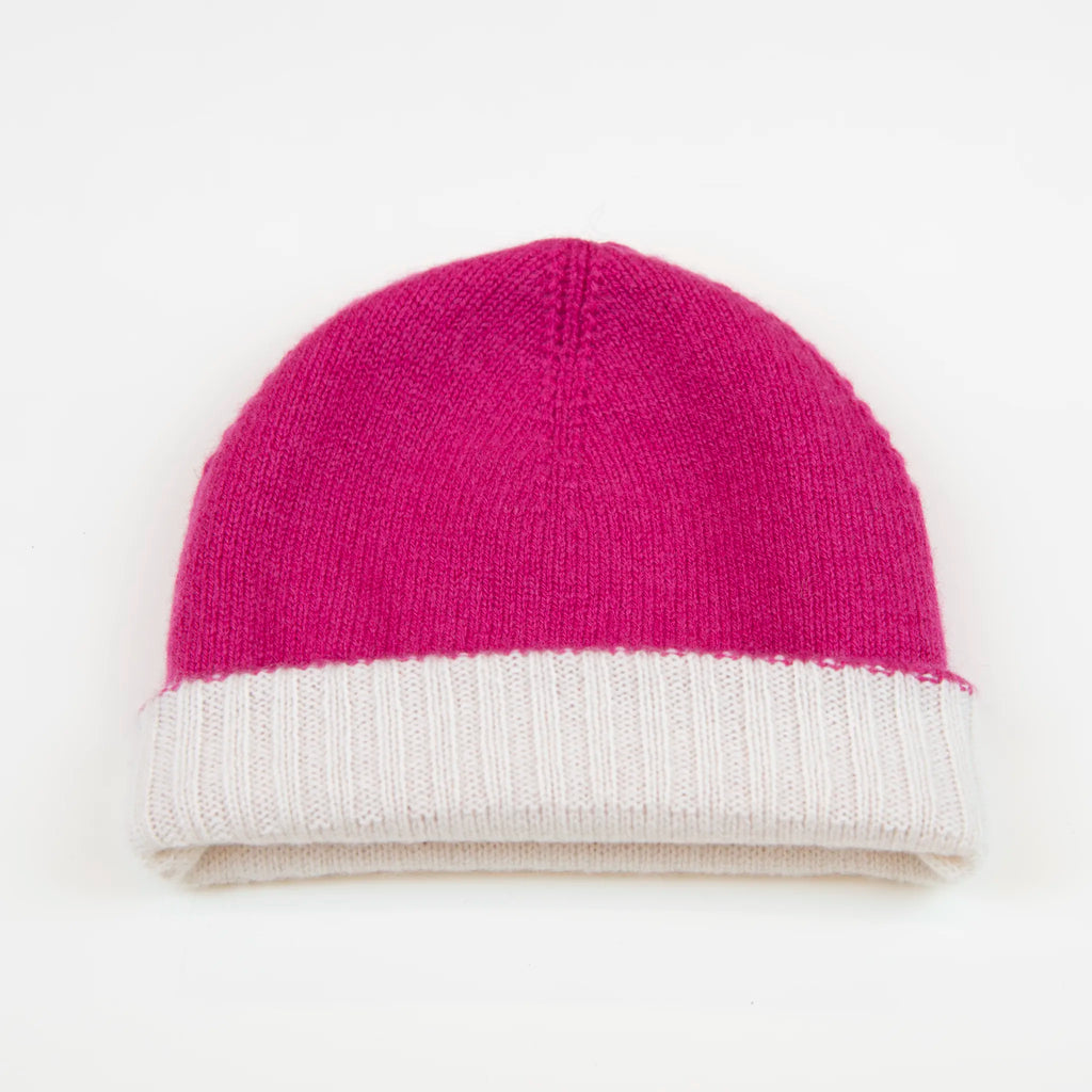 Cuffia doubleface fucsia e panna in 100% Cashmere, Made in Italy. Pratica e versatile, può essere indossata con o senza risvolto. Trama rasata e pregiata manifattura per una vestibilità confortevole e di qualità.
