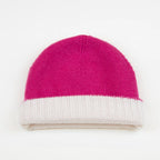 Cuffia doubleface fucsia e panna in 100% Cashmere, Made in Italy. Pratica e versatile, può essere indossata con o senza risvolto. Trama rasata e pregiata manifattura per una vestibilità confortevole e di qualità.