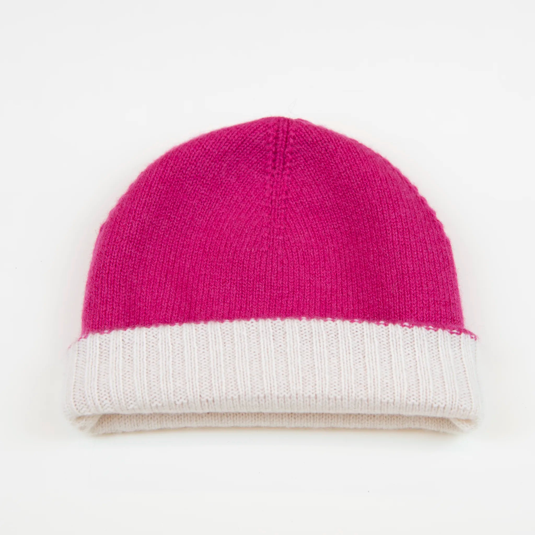 Cuffia doubleface fucsia e panna in 100% Cashmere, Made in Italy. Pratica e versatile, può essere indossata con o senza risvolto. Trama rasata e pregiata manifattura per una vestibilità confortevole e di qualità.