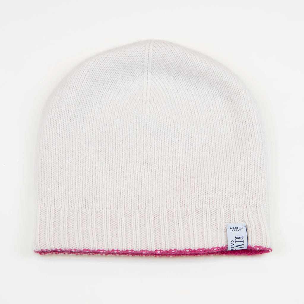 Cuffia doubleface fucsia e panna in 100% Cashmere, Made in Italy. Pratica e versatile, può essere indossata con o senza risvolto. Trama rasata e pregiata manifattura per una vestibilità confortevole e di qualità.