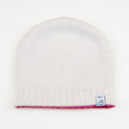Cuffia doubleface fucsia e panna in 100% Cashmere, Made in Italy. Pratica e versatile, può essere indossata con o senza risvolto. Trama rasata e pregiata manifattura per una vestibilità confortevole e di qualità.