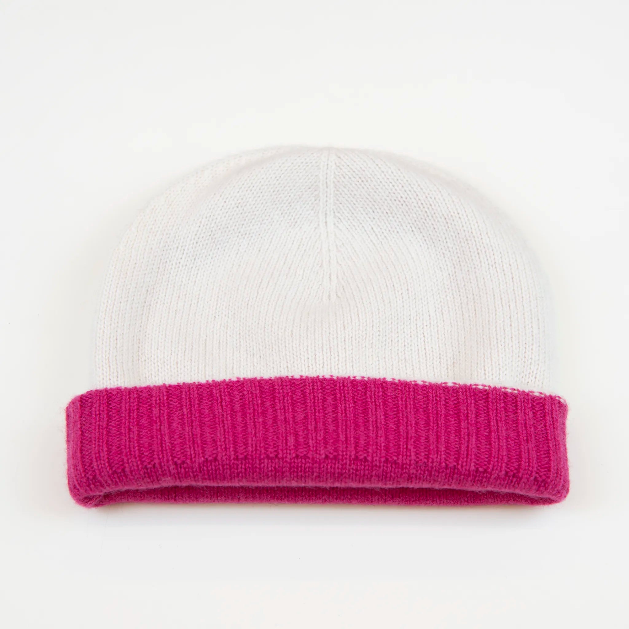 Cuffia doubleface fucsia e panna in 100% Cashmere, Made in Italy. Pratica e versatile, può essere indossata con o senza risvolto. Trama rasata e pregiata manifattura per una vestibilità confortevole e di qualità.