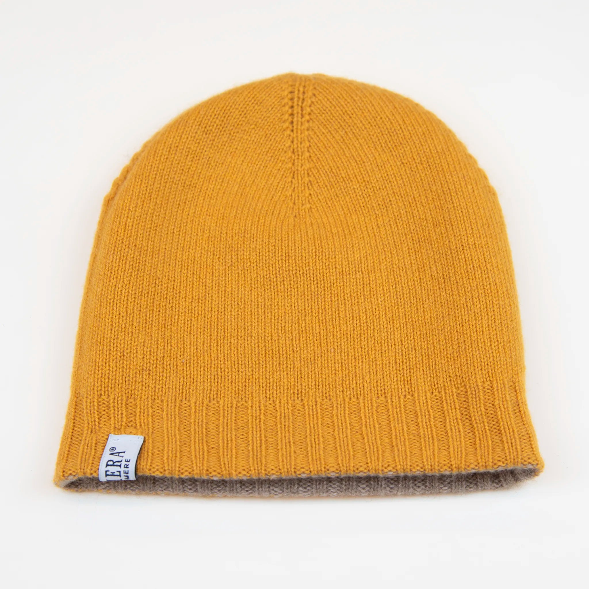 Cuffia doubleface giallo e marrone in 100% Cashmere, Made in Italy. Pratica e versatile, può essere indossata con o senza risvolto. Trama rasata e pregiata manifattura per una vestibilità confortevole e di qualità.