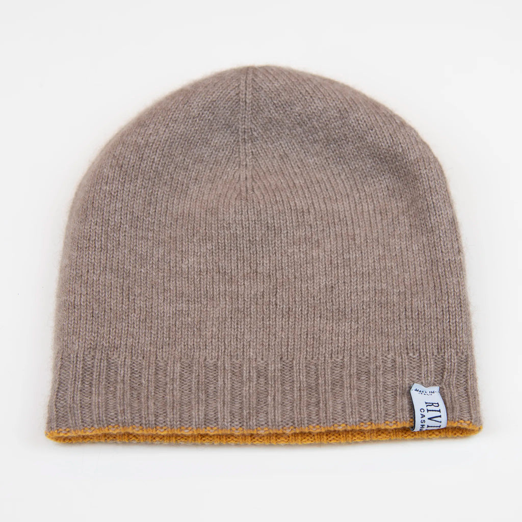 Cuffia doubleface giallo e marrone in 100% Cashmere, Made in Italy. Pratica e versatile, può essere indossata con o senza risvolto. Trama rasata e pregiata manifattura per una vestibilità confortevole e di qualità.
