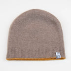 Cuffia doubleface giallo e marrone in 100% Cashmere, Made in Italy. Pratica e versatile, può essere indossata con o senza risvolto. Trama rasata e pregiata manifattura per una vestibilità confortevole e di qualità.