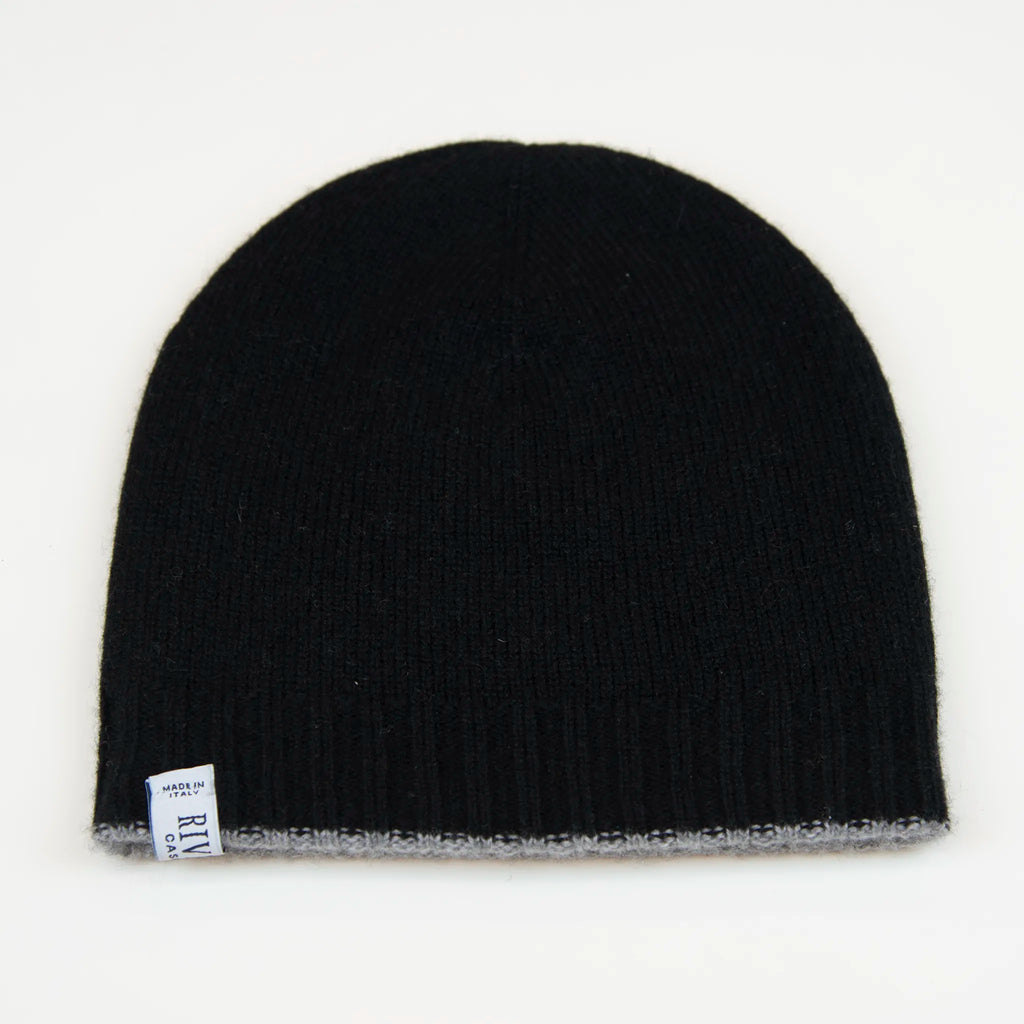 Cuffia doubleface grigio e nero in 100% Cashmere, Made in Italy. Pratica e versatile, può essere indossata con o senza risvolto. Trama rasata e pregiata manifattura per una vestibilità confortevole e di qualità.