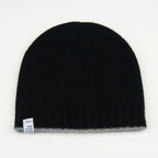 Cuffia doubleface grigio e nero in 100% Cashmere, Made in Italy. Pratica e versatile, può essere indossata con o senza risvolto. Trama rasata e pregiata manifattura per una vestibilità confortevole e di qualità.