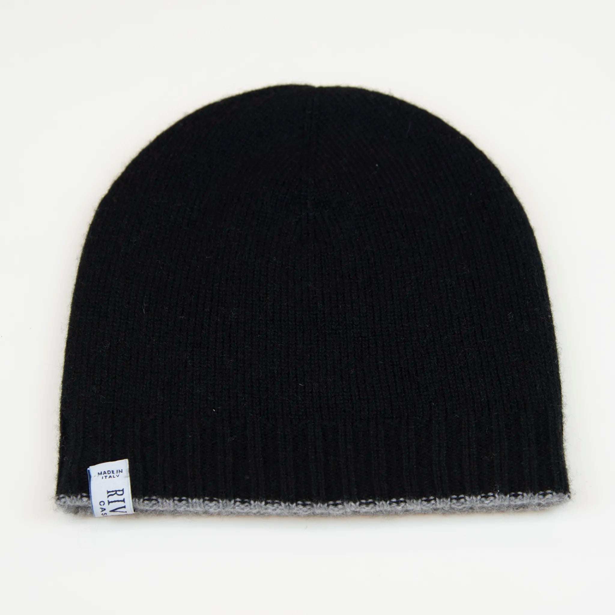 Cuffia doubleface grigio e nero in 100% Cashmere, Made in Italy. Pratica e versatile, può essere indossata con o senza risvolto. Trama rasata e pregiata manifattura per una vestibilità confortevole e di qualità.