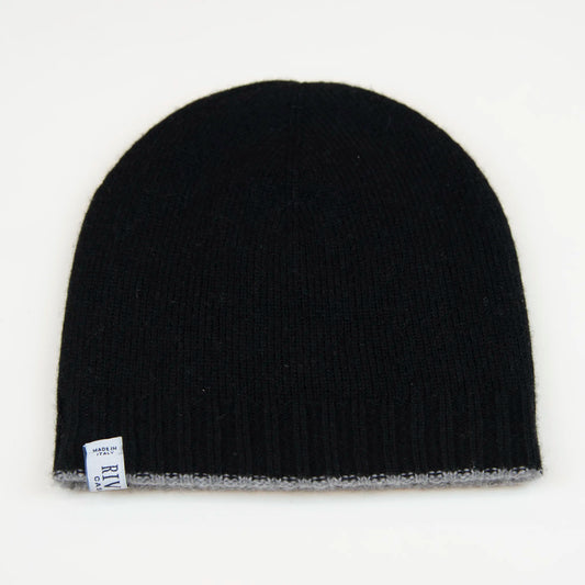 Cuffia doubleface grigio e nero in 100% Cashmere, Made in Italy. Pratica e versatile, può essere indossata con o senza risvolto. Trama rasata e pregiata manifattura per una vestibilità confortevole e di qualità.
