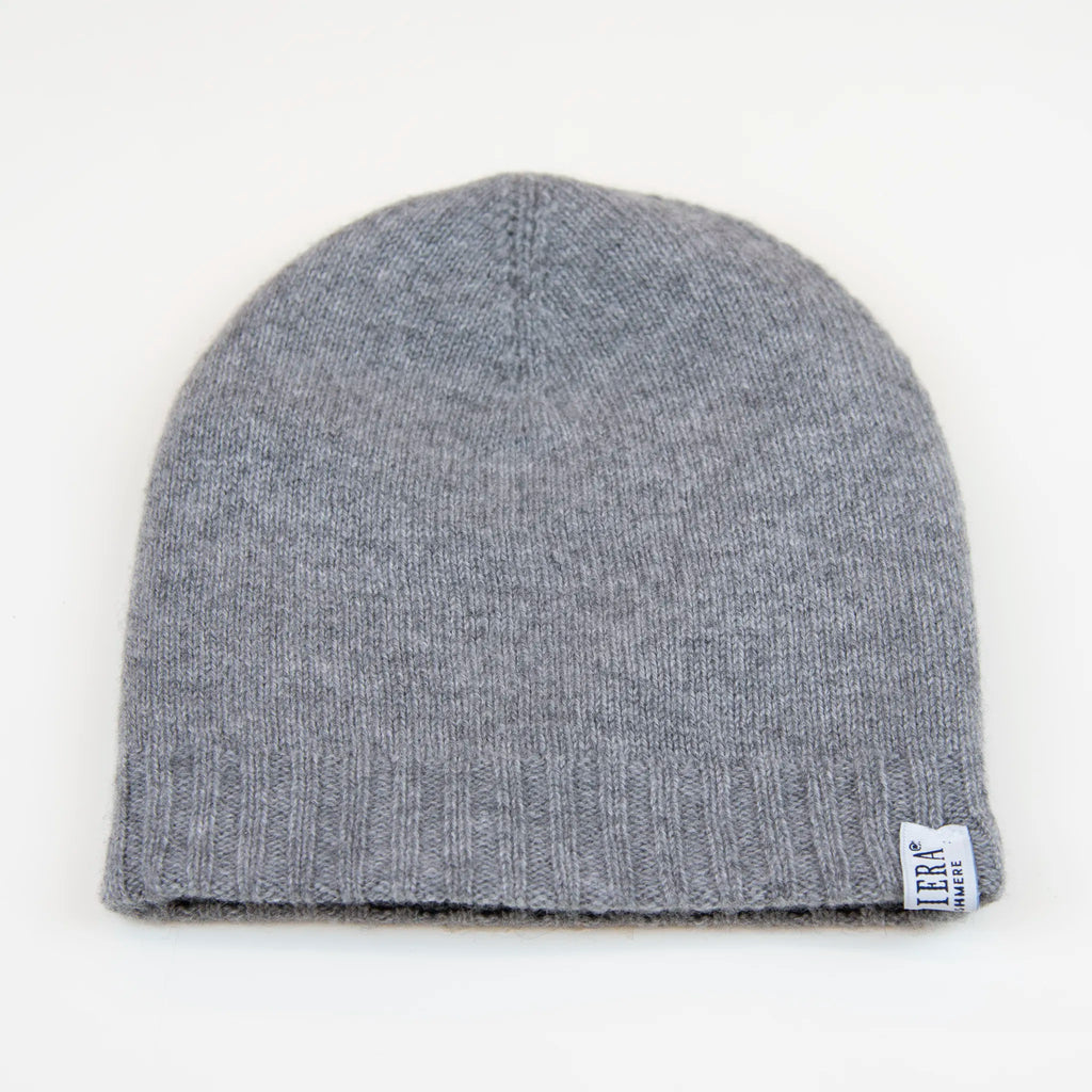 Cuffia doubleface grigio e nero in 100% Cashmere, Made in Italy. Pratica e versatile, può essere indossata con o senza risvolto. Trama rasata e pregiata manifattura per una vestibilità confortevole e di qualità.