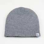 Cuffia doubleface grigio e nero in 100% Cashmere, Made in Italy. Pratica e versatile, può essere indossata con o senza risvolto. Trama rasata e pregiata manifattura per una vestibilità confortevole e di qualità.