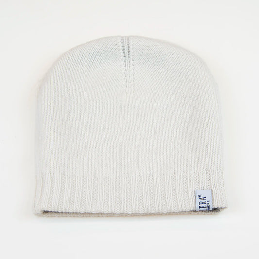 Cuffia doubleface grigio e panna in 100% Cashmere, Made in Italy. Pratica e versatile, può essere indossata con o senza risvolto. Trama rasata e pregiata manifattura per una vestibilità confortevole e di qualità.