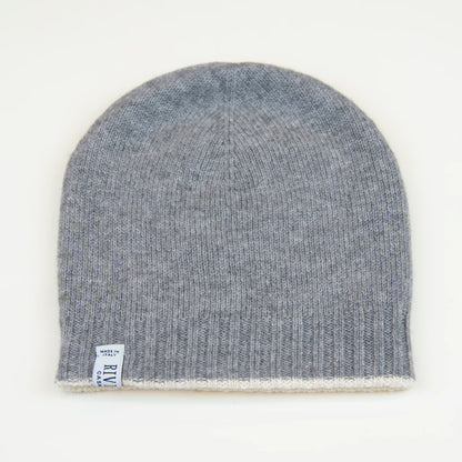 Cuffia doubleface grigio e panna in 100% Cashmere, Made in Italy. Pratica e versatile, può essere indossata con o senza risvolto. Trama rasata e pregiata manifattura per una vestibilità confortevole e di qualità.