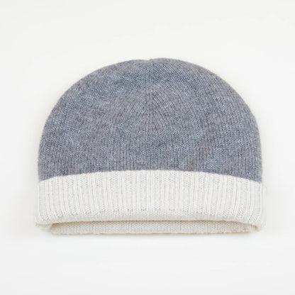 Cuffia doubleface grigio e panna in 100% Cashmere, Made in Italy. Pratica e versatile, può essere indossata con o senza risvolto. Trama rasata e pregiata manifattura per una vestibilità confortevole e di qualità.