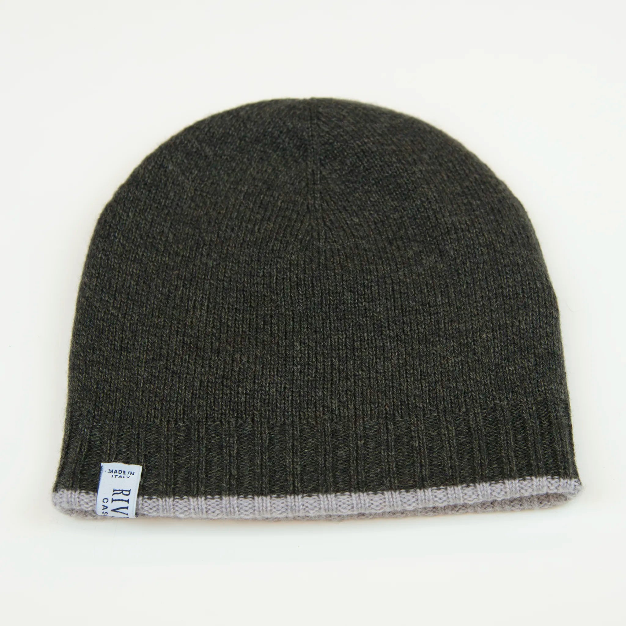 Cuffia doubleface verde e grigio in 100% Cashmere, Made in Italy. Pratica e versatile, può essere indossata con o senza risvolto. Trama rasata e pregiata manifattura per una vestibilità confortevole e di qualità.