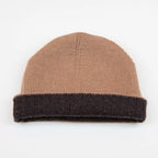 Cuffia doubleface marrone e beige in 100% Cashmere, Made in Italy. Pratica e versatile, può essere indossata con o senza risvolto. Trama rasata e pregiata manifattura per una vestibilità confortevole e di qualità.