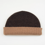 Cuffia doubleface marrone e beige in 100% Cashmere, Made in Italy. Pratica e versatile, può essere indossata con o senza risvolto. Trama rasata e pregiata manifattura per una vestibilità confortevole e di qualità.