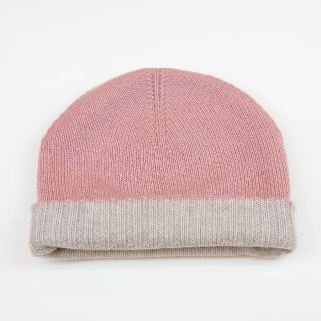 Cuffia doubleface rosa e panna in 100% Cashmere, Made in Italy. Pratica e versatile, può essere indossata con o senza risvolto. Trama rasata e pregiata manifattura per una vestibilità confortevole e di qualità.