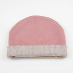 Cuffia doubleface rosa e panna in 100% Cashmere, Made in Italy. Pratica e versatile, può essere indossata con o senza risvolto. Trama rasata e pregiata manifattura per una vestibilità confortevole e di qualità.