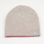 Cuffia doubleface rosa e panna in 100% Cashmere, Made in Italy. Pratica e versatile, può essere indossata con o senza risvolto. Trama rasata e pregiata manifattura per una vestibilità confortevole e di qualità.