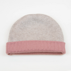 Cuffia doubleface rosa e panna in 100% Cashmere, Made in Italy. Pratica e versatile, può essere indossata con o senza risvolto. Trama rasata e pregiata manifattura per una vestibilità confortevole e di qualità.