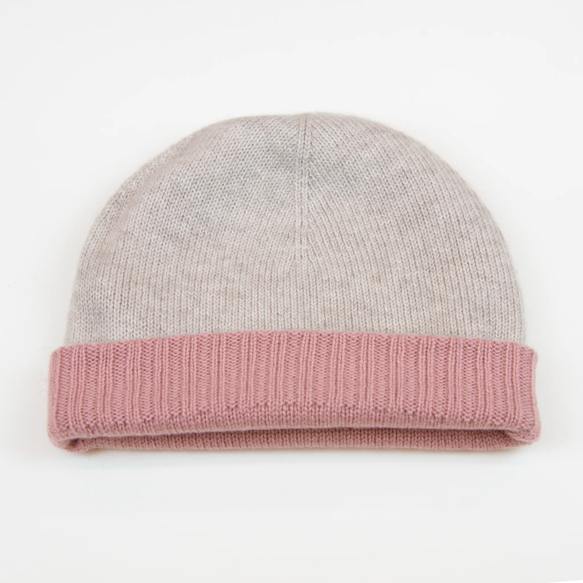 Cuffia doubleface rosa e panna in 100% Cashmere, Made in Italy. Pratica e versatile, può essere indossata con o senza risvolto. Trama rasata e pregiata manifattura per una vestibilità confortevole e di qualità.