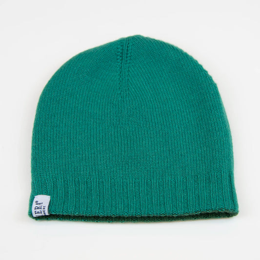 Cuffia doubleface verde in 100% Cashmere, Made in Italy. Pratica e versatile, può essere indossata con o senza risvolto. Trama rasata e pregiata manifattura per una vestibilità confortevole e di qualità.