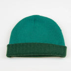 Cuffia doubleface verde in 100% Cashmere, Made in Italy. Pratica e versatile, può essere indossata con o senza risvolto. Trama rasata e pregiata manifattura per una vestibilità confortevole e di qualità.