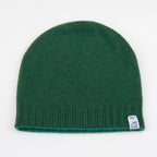 Cuffia doubleface verde in 100% Cashmere, Made in Italy. Pratica e versatile, può essere indossata con o senza risvolto. Trama rasata e pregiata manifattura per una vestibilità confortevole e di qualità.