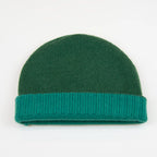 Cuffia doubleface verde in 100% Cashmere, Made in Italy. Pratica e versatile, può essere indossata con o senza risvolto. Trama rasata e pregiata manifattura per una vestibilità confortevole e di qualità.