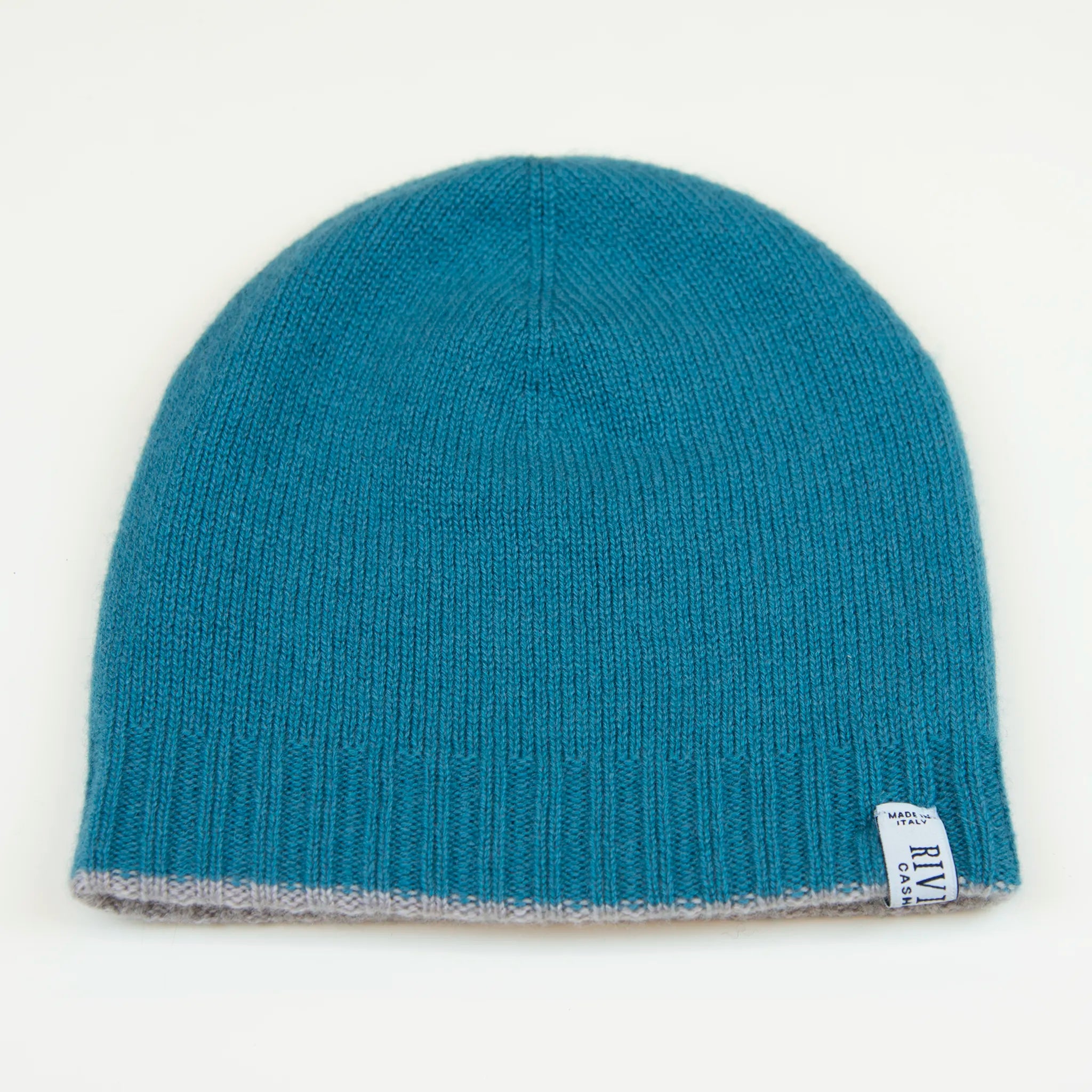 Cuffia doubleface celeste e grigio in 100% Cashmere, Made in Italy. Pratica e versatile, può essere indossata con o senza risvolto. Trama rasata e pregiata manifattura per una vestibilità confortevole e di qualità.