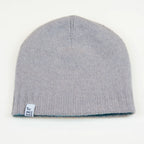 Cuffia doubleface celeste e grigio in 100% Cashmere, Made in Italy. Pratica e versatile, può essere indossata con o senza risvolto. Trama rasata e pregiata manifattura per una vestibilità confortevole e di qualità.