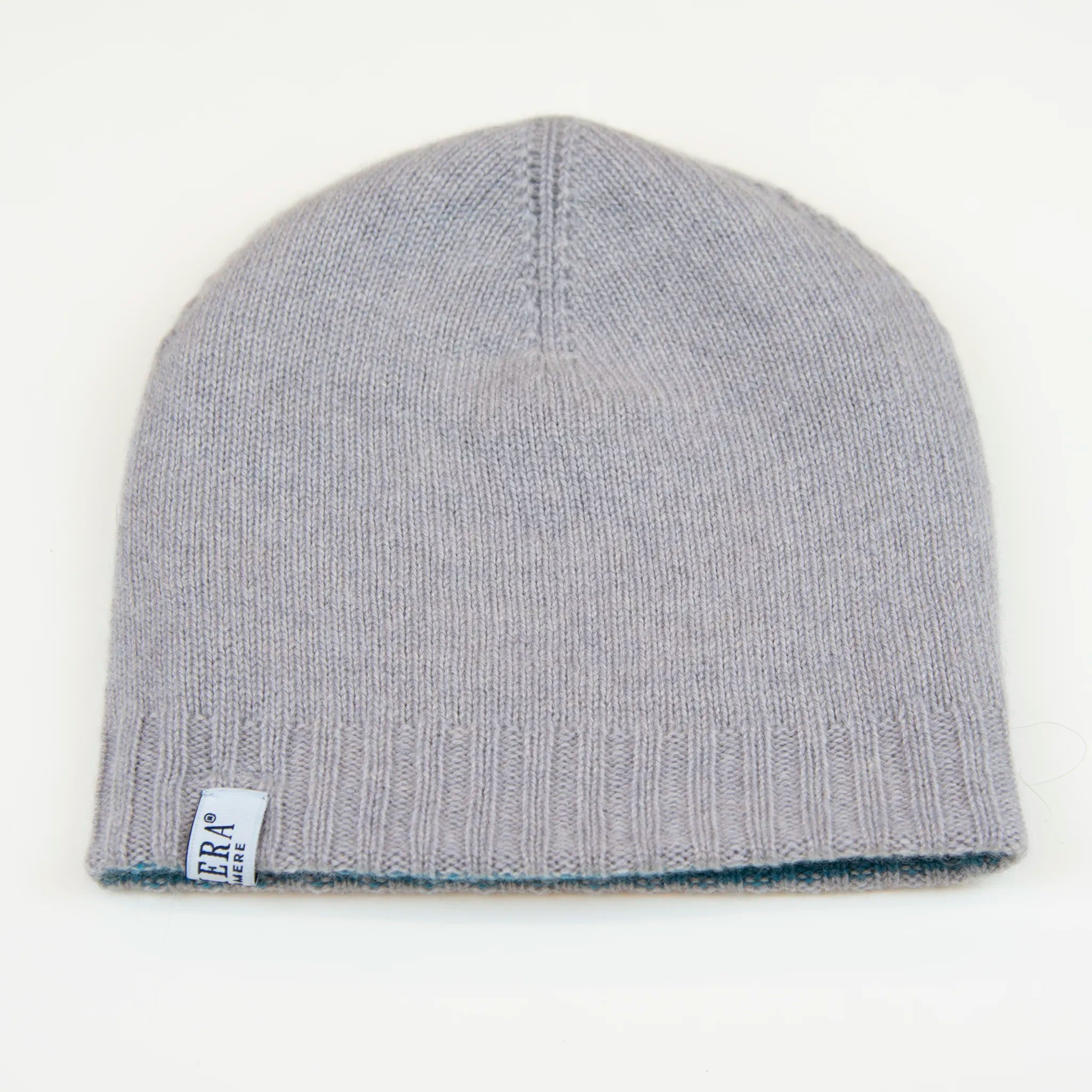 Cuffia doubleface celeste e grigio in 100% Cashmere, Made in Italy. Pratica e versatile, può essere indossata con o senza risvolto. Trama rasata e pregiata manifattura per una vestibilità confortevole e di qualità.