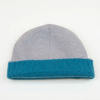 Cuffia doubleface celeste e grigio in 100% Cashmere, Made in Italy. Pratica e versatile, può essere indossata con o senza risvolto. Trama rasata e pregiata manifattura per una vestibilità confortevole e di qualità.